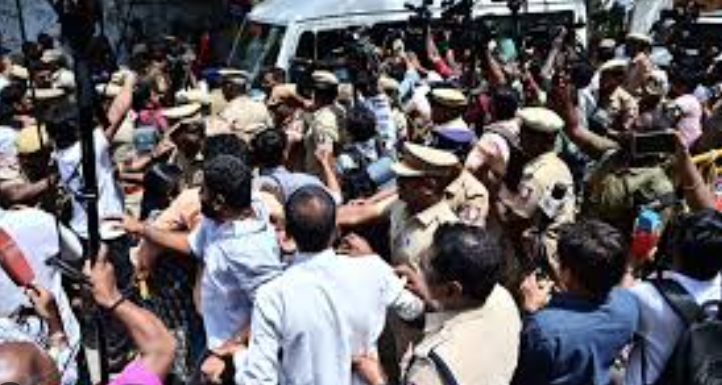 உதயநிதி கைது எதிரொலி... தமிழகம் முழுவதும் திமுகவினர் போராட்டம்; பல இடங்களில் பரபரப்பு!